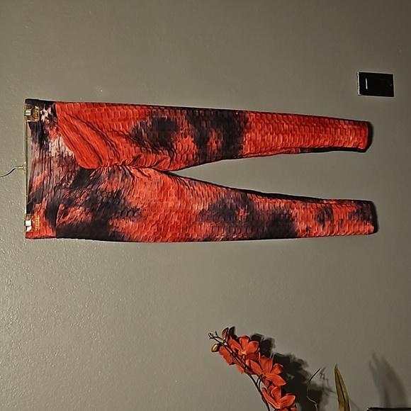 Butt lifting pink and black honeycomb leggings - Picture 2 of 3